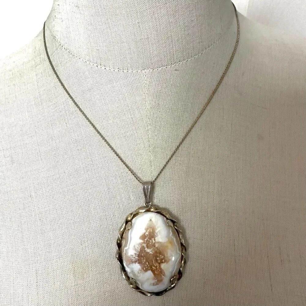 Vintage agate oval pendant necklace